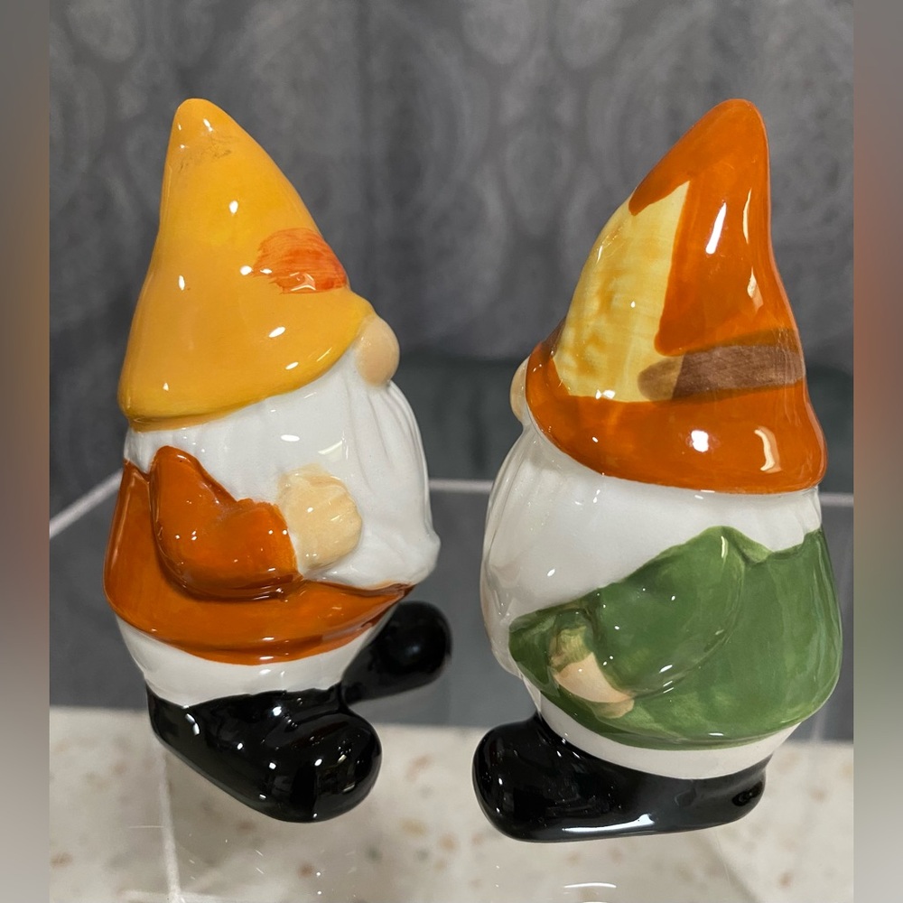 Set of Salt and Pepper Shakers of Ceramic Gnomes - Picture 5 of 15